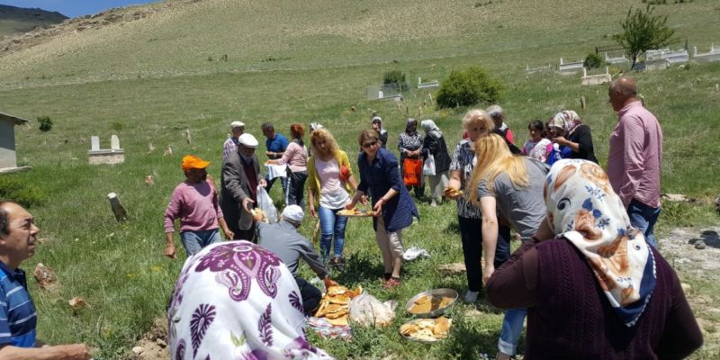 Mezarlıkta hayır lokması