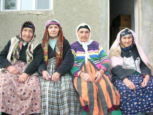 Analarımız, toprakları bol olsun - Melek Arslan, Hanife Yakut, Elif ve Cennet Elif ve Cennet Arslan